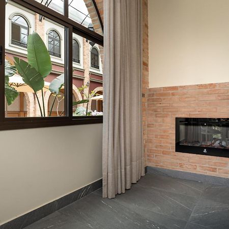 Pousada Luis XV Campos do Jordão Zewnętrze zdjęcie A fireplace in a home
