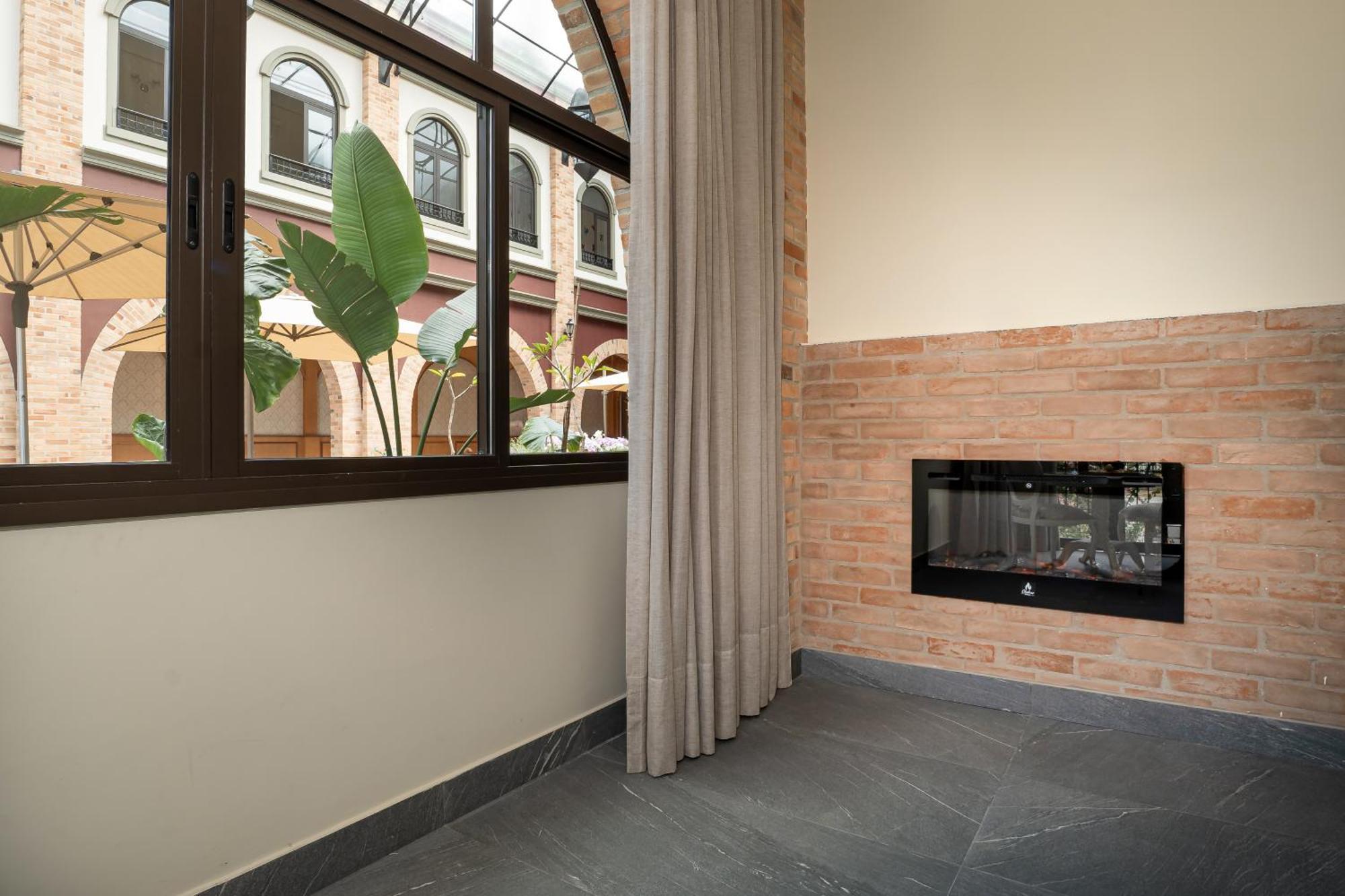 Pousada Luis XV Campos do Jordão Zewnętrze zdjęcie A fireplace in a home