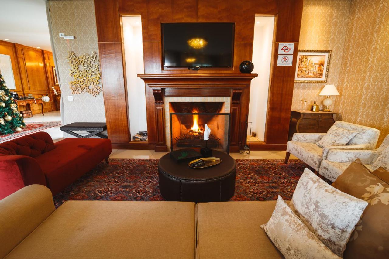 Pousada Luis XV Campos do Jordão Zewnętrze zdjęcie A living room with a fireplace