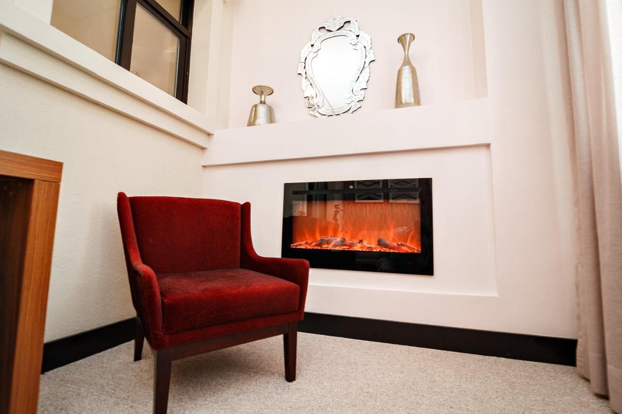 Pousada Luis XV Campos do Jordão Zewnętrze zdjęcie A fireplace in a home
