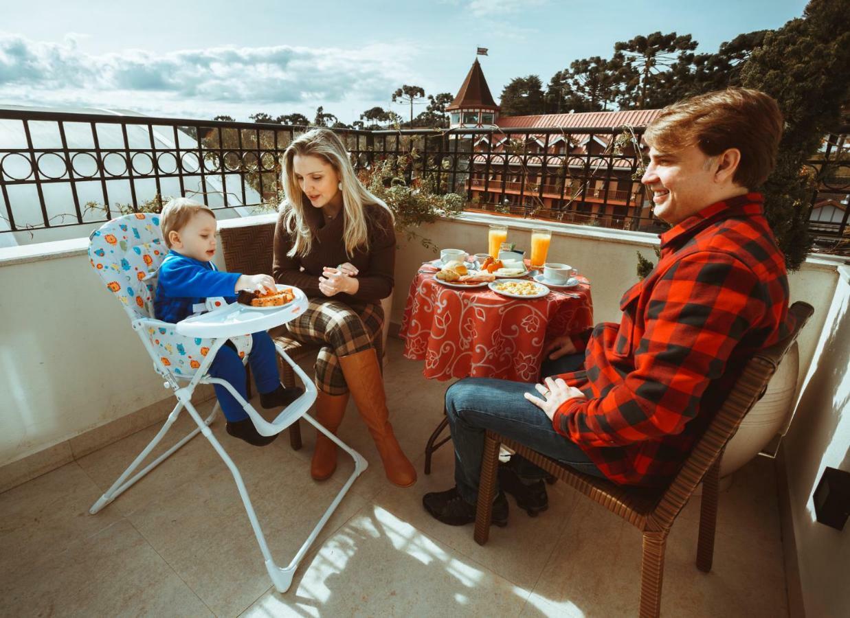 Pousada Luis XV Campos do Jordão Zewnętrze zdjęcie Family on a balcony
